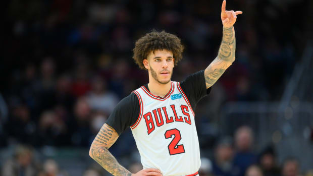 Bulls guard Lonzo Ball directs teammates during a game.